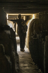 France, Gard (30), le Pont du Gard classé Patrimoine Mondial de l'UNESCO, Grand Site de France, pont aqueduc romain qui enjambe le Gardon, concrétions calcaires déposées au fil des années sur les parois intérieures du conduit de l'aqueduc dans la partie supérieur du pont