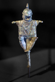 France, Bouches-du-Rhône (13), Parc Naturel Régional des Alpilles, Saint-Rémy-de-Provence, Hotel de Sade, centre des Monuments Nationaux, qui abrite le musée archéologique du site de Glanum, trophée d'armes miniature en bronze