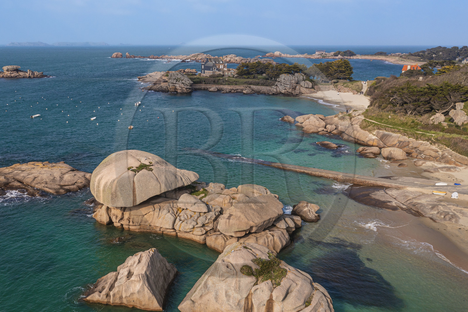 France, Côtes-d'Armor (22), Côte de Granit Rose, Trégastel, Plage de Ker ar Vir que longe le chemin de Grande Randonnée GR 34, maison de la famille Roux en arrière plan (vue aérienne)