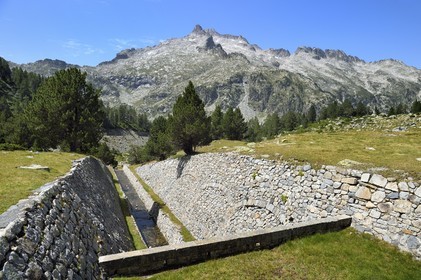 France, Hautes-Pyrénées (65), Saint-Lary-Soulan et Vielle-Aure, Réserve naturelle nationale du Néouvielle, randonnée des lacs du Neouvielle, canal reliant entre le lac d'Aubert et le lac d'Aumar