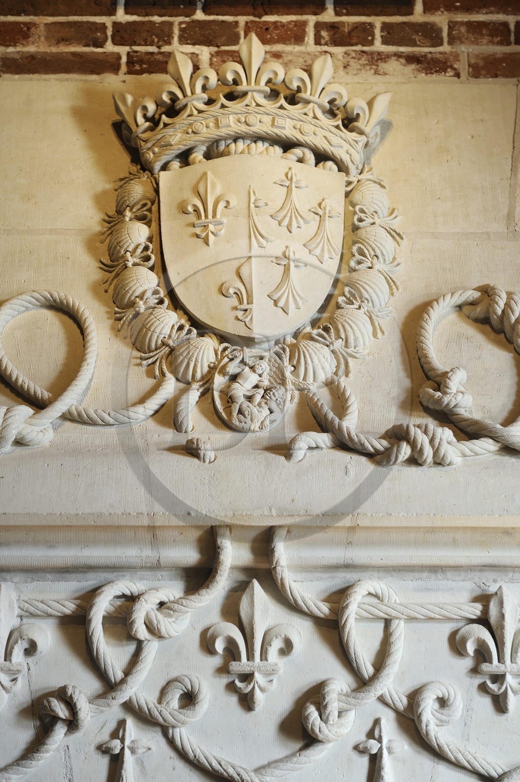 France, Indre et Loire (37), Vallée de la Loire classée Patrimoine mondial de l'UNESCO, château d'Amboise, le logis du Roi, détail de la cheminée de l'antichambre de la cordelière