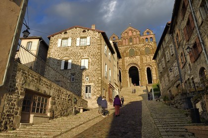 France, Haute-Loire (43), Le Puy-en-Velay, étape des chemins de Compostelle, la rue des Tables menant à la cathédrale Notre-Dame-de-l’Annonciation du XIIe siècle classée Patrimoine Mondial de l'UNESCO