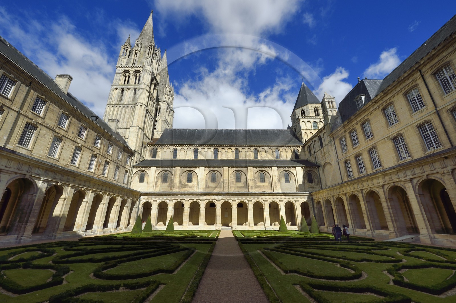 France, Calvados (14), Caen, l'abbaye aux hommes, le cloitre et l'église Saint-Étienne