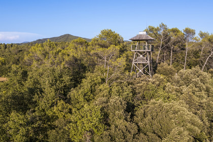 France, Var (83), Provence Verte, Bras, Académie du Bain de Forêt Provençale, forêt du domaine Le Peyrourier - une campagne en Provence, la tour de gué (vue aérienne