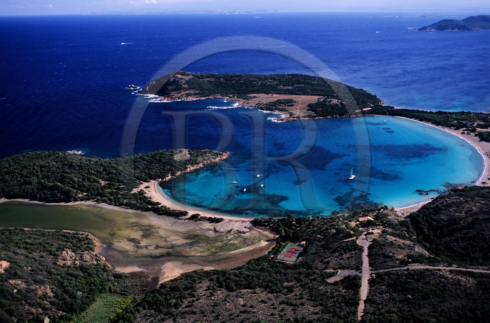 France, Corse-du-Sud (2A), la baie de Rondinara ourlée de sable blanc (vue aérienne)