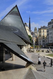 France, Seine-Maritime (76), Rouen, l'église Sainte-Jeanne-d'Arc a été élevée sur le lieu même du martyre, la forme du bâtiment représente un bateau retourné Viking et la forme de poisson