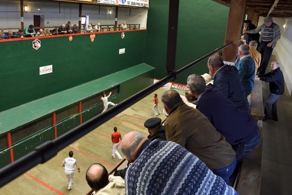 France, Pyrénées-Atlantiques (64), Pays-Basque, Saint-Jean-Pied-de-Port, trinquet Garat, traditionnelle partie de Pelote basque à main nue pour la coupe des Chasseurs