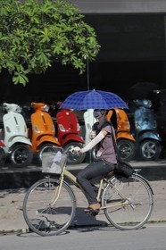 Vietnam, Hanoï, circulation à vélo dans la vieille ville, emmitouflage contre le soleil par 35° et protection contre la pollution