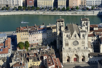 France, Rhône (69), Lyon, site historique classé Patrimoine Mondial de l'UNESCO, Vieux Lyon, la cathédrale (primatiale) Saint Jean en bordure de Saône