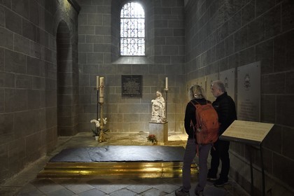 France, Haute-Loire (43), Le Puy-en-Velay, étape des chemins de Compostelle, la cathédrale Notre-Dame-de-l'Annonciation du XIIe siècle classée Patrimoine Mondial de l'UNESCO, chapelle du Saint Crucifix, grande dalle en phonolithe appelée la pierre des Fièvres ou pierre des apparitions (de la Vierge)