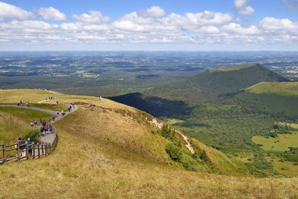 France, Puy-de-Dôme (63), Parc Naturel Régional des Volcans d'Auvergne, Chaine des Puys classée Patrimoine Mondial de l’UNESCO, le Puy de Dôme et le Puy de Côme en arrière plan