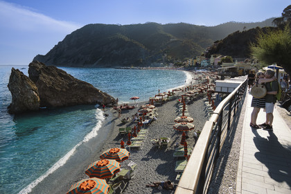 Italie, Ligurie, Cinque Terre, parc national des Cinque Terre classé Patrimoine Mondial de l'UNESCO, la grande plage du village de Monterosso al Mare