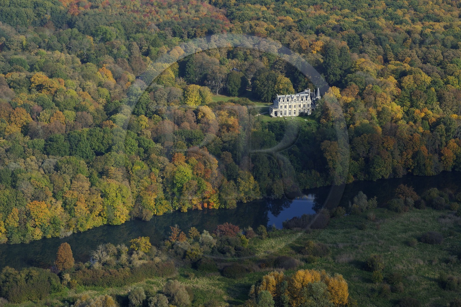 France, Eure (27), le Château de la Madeleine au bord de la Seine en aval de Vernon (vue aérienne)