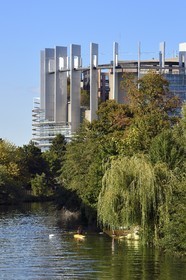 France, Bas-Rhin (67), Strasbourg, quartier européen, le Parlement européen en bordure de la rivière l'Ill