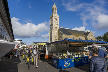 France, Vendée (85), Saint-Gilles-Croix-de-Vie, le marché côté Croix-de-Vie et l'église Sainte-Croix à l'arrière-plan