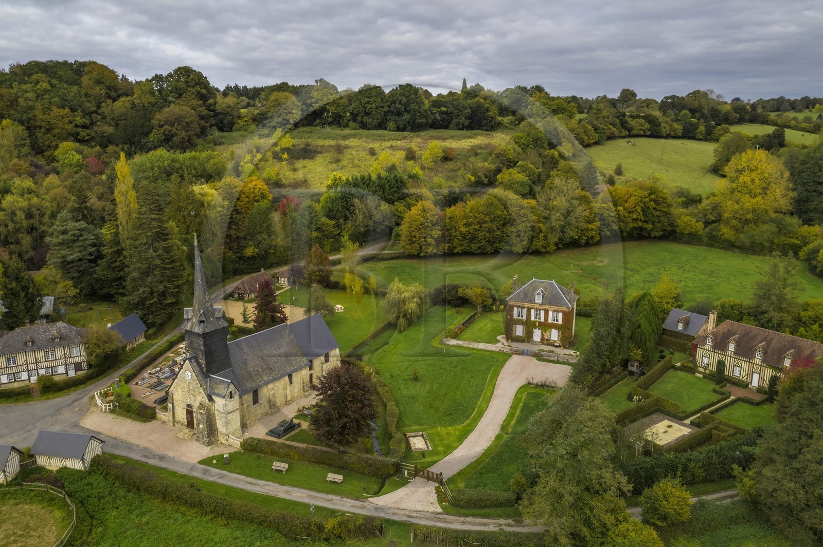 France, Calvados (14), Pays d'Auge, le village de La Roque-Baignard dont l'écrivain André Gide (1869-1951) fut maire (vue aérienne)