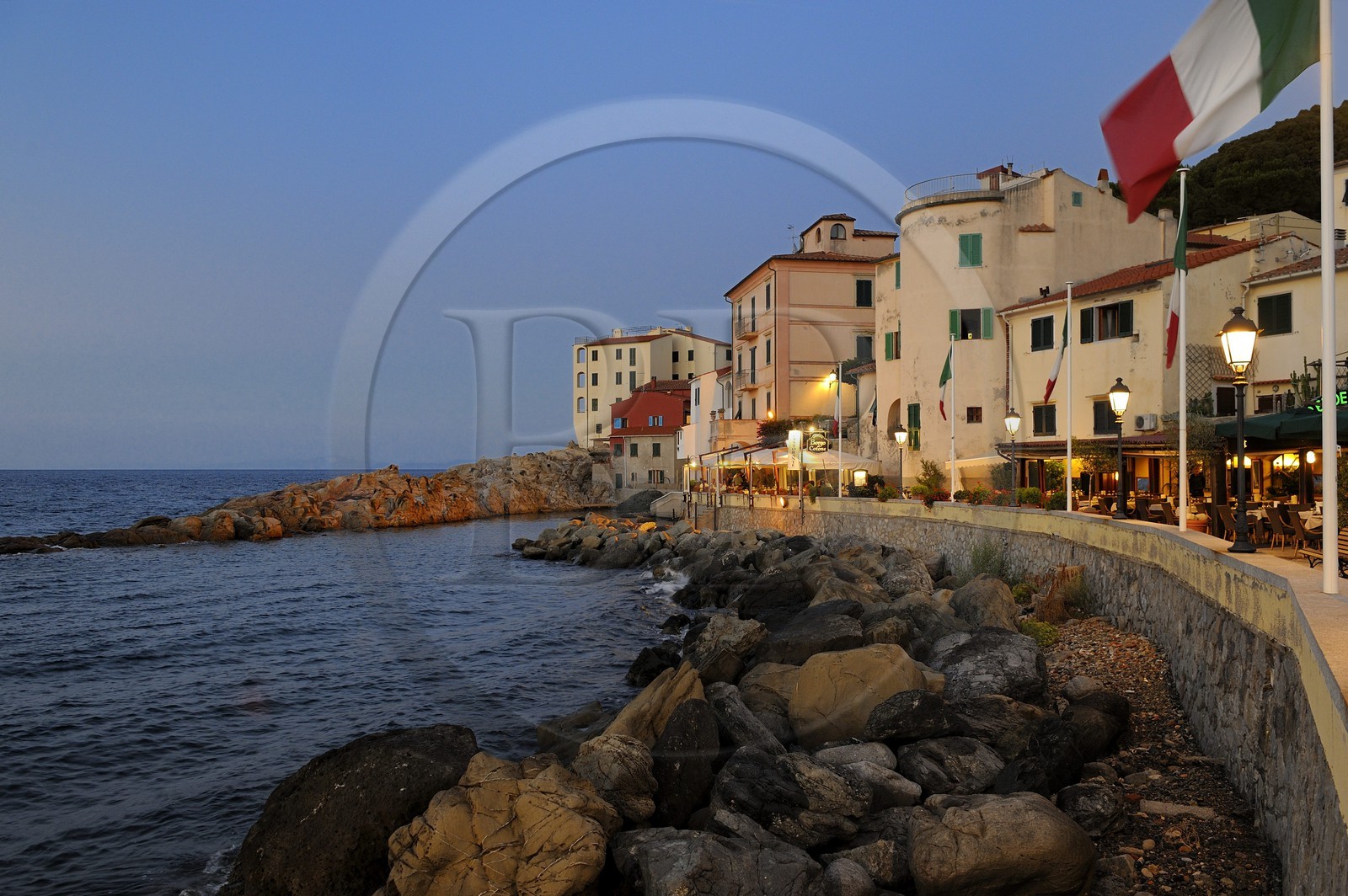 Italie, Toscane, l’Ile d’Elbe, restaurant de bord de mer à Marciana Marina