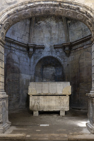 France, Bouches-du-Rhône (13), Arles, les Alyscamps, site classé Patrimoine Mondial de l'UNESCO, nécropole païenne puis chrétienne de l'époque romaine au Moyen Age, sarcophage (fin du Ive siècle- Ve siècle) présenté dans  l'église Saint-Honorat des Alyscamps