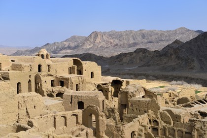 Iran, Province de Yazd, en bordure du désert du Dasht-e Kavir, le vieux village de Kharanaq avec ses maisons en briques de terre crue (adobe) surplombant la vallée Andjir, la coupole au sommet est le temple du feu des zoroastriens