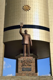 Namibie, région de Khomas, Windhoek, statue du Dr Sam Nujoma (président fondateur de la nation Namibienne) devant le Independence Memorial Museum construit par la Corée du Nord