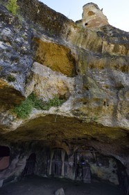France, Dordogne (24), Périgord Noir, Les Eyzies-de-Tayac-Sireuil, vallée de la Beune, habitation troglodytique sous le Chateau de Commarque