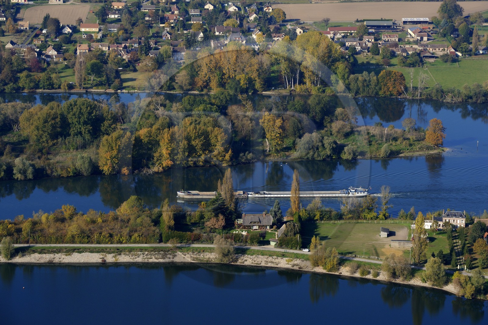 France, Eure (27), péniche sur la Seine à Muids en aval des Andelys (vue aérienne)