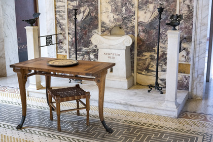 France, Alpes-Maritimes (06),  France, Alpes Maritimes (06), Beaulieu sur Mer, villa Kerylos de style neo-grec construite en 1908 par architecte Emmanuel Pontremoli, l'Andron ou salon des hommes, table traditionnelle à trois pieds et autel à offrandes domestique