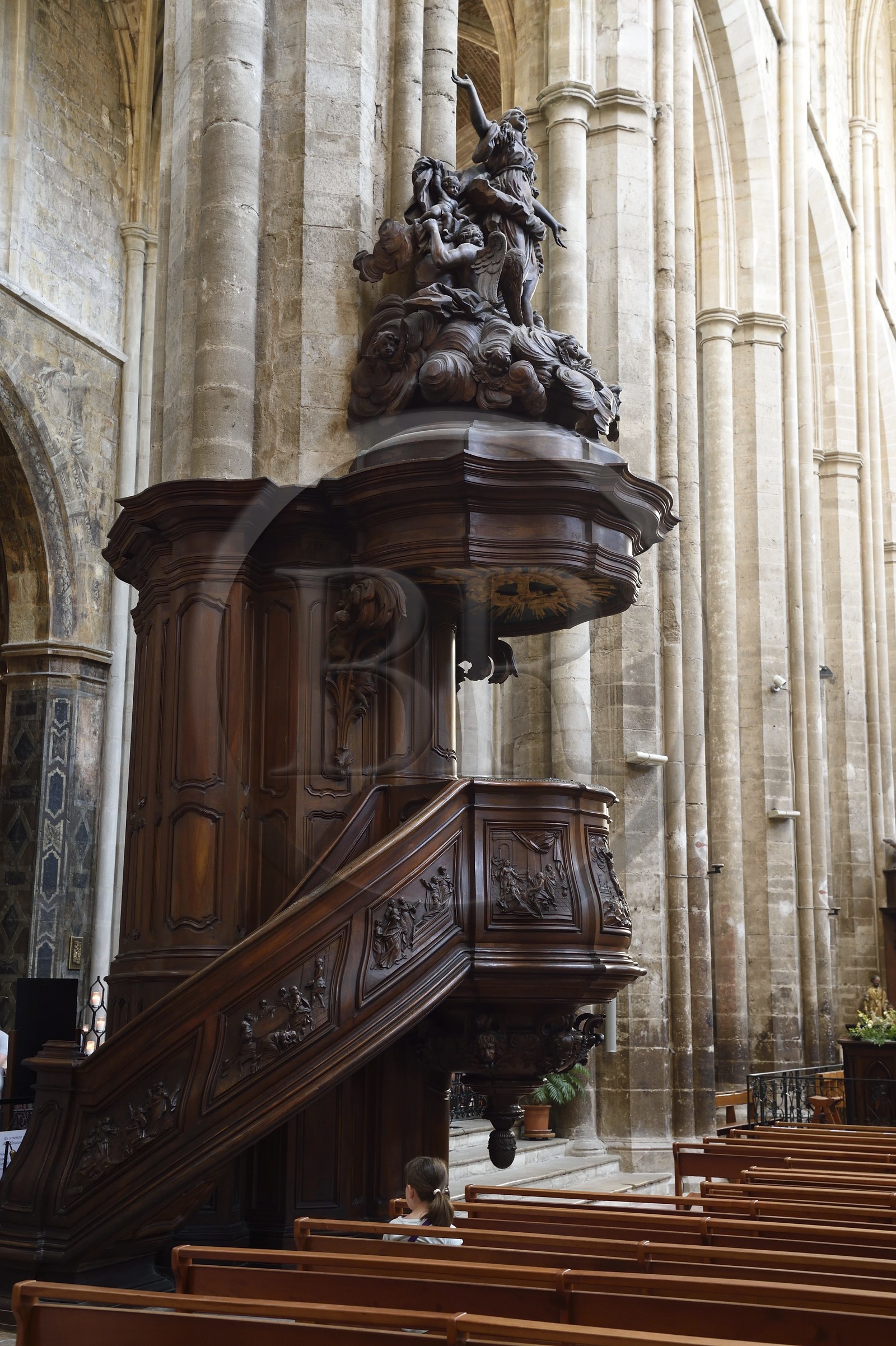 France, Var (83), Provence Verte, Saint-Maximin-la-Sainte-Baume, basilique Sainte Madeleine, la chaire dans la nef