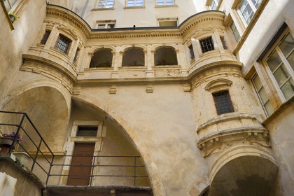France, Rhône (69), Lyon, site historique classé Patrimoine Mondial de l'UNESCO, quartier de Saint-Paul dans le Vieux Lyon, traboule de l'Hôtel Bullioud et la galerie Renaissance sur trompes de l'architecte Philibert de l'Orme (ou Delorme), réalisée en 1536 au 8 rue Juiverie