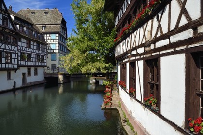 France, Bas-Rhin (67), Strasbourg, vieille ville classée au Patrimoine Mondial de l'UNESCO, quartier de la Petite France, le pont du Faisan sur un bras de l'Ill et la Maison des Tanneurs de 1572 (restaurant) à droite