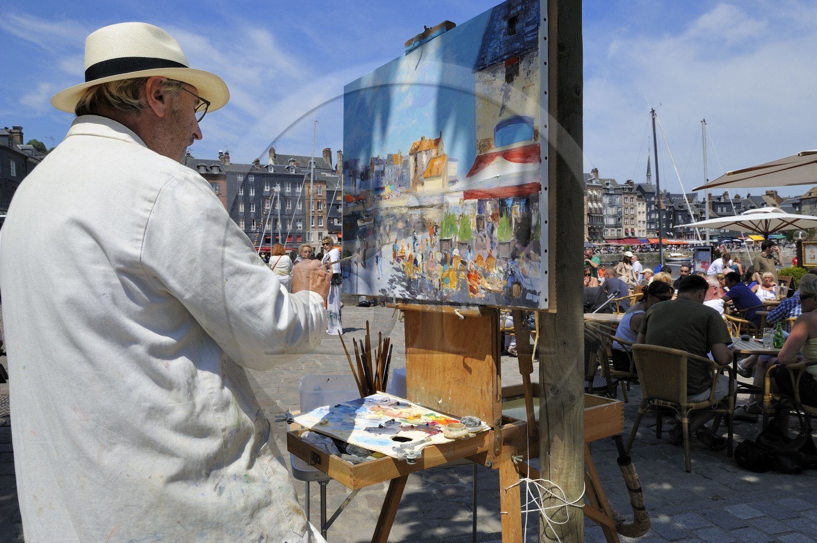 France, Calvados (14), Honfleur, le peintre honfleurais Daniel Lallemand peignant le Vieux-Bassin