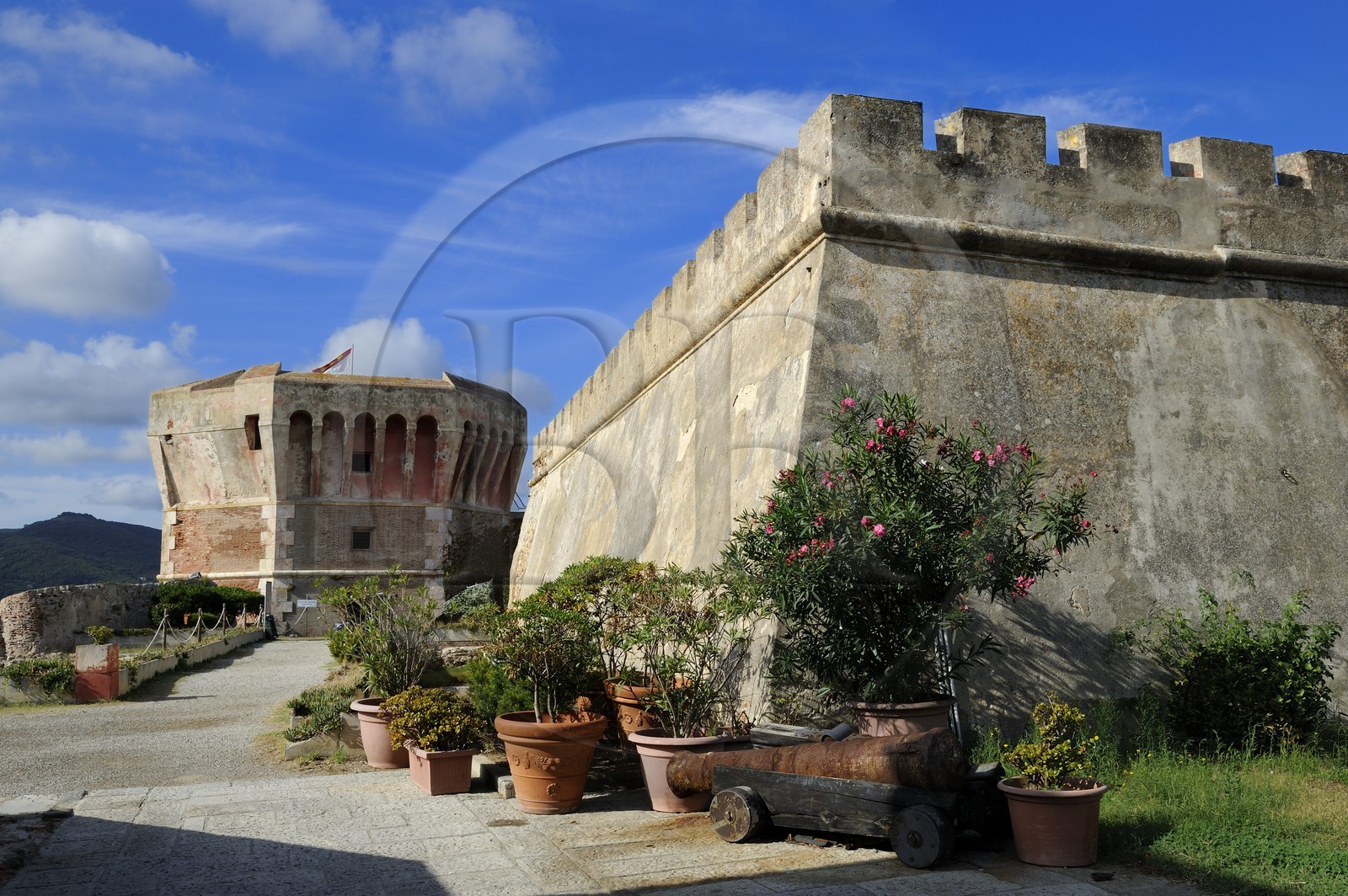 Italie, Toscane, l’Ile d’Elbe, Portoferraio, la Tour Torre del Martello et Musée Archéologique Linguella Italie, Toscane, l’Ile d’Elbe, Portoferraio, la Tour Torre del Martello et Musée Archéologique Linguella