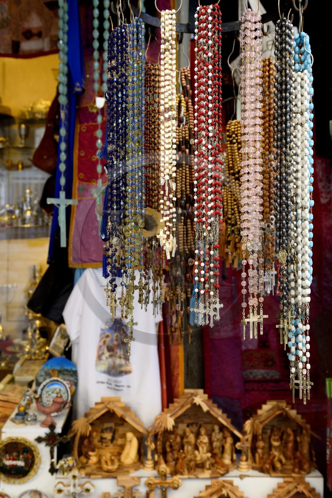 Israel, Jérusalem, ville sainte, vieille-ville classée Patrimoine Mondial de l'UNESCO, quartier chrétien, boutique de souvenirs et de produits religieux chrétien