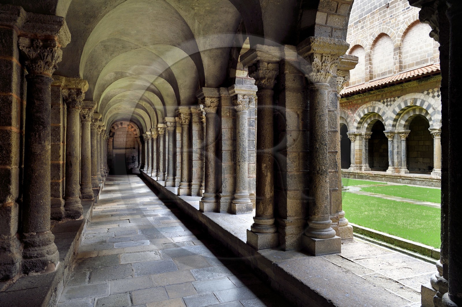 France, Haute-Loire (43), Le Puy-en-Velay, étape des chemins de Compostelle, la cathédrale Notre-Dame-de-l'Annonciation du XIIe siècle classée Patrimoine Mondial de l'UNESCO, le cloitre orné d'arcades polychromes