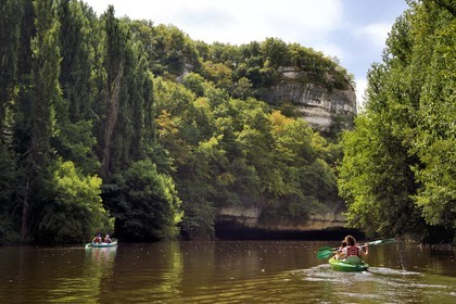 France, Dordogne, Perigord Noir, Vezere Valley at Peyzac le Moustier, canoeing on the Vezere river under the Roque Saint-Christophe cliffs
