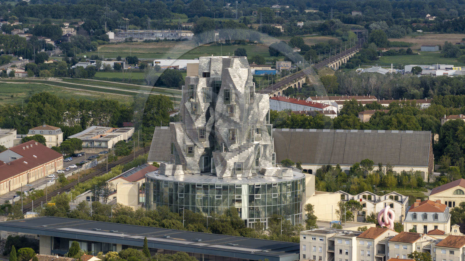 France, Bouches-du-Rhône (13), Arles, LUMA Foundation, complexe culturel expérimental, batiment concu par Frank Gehry (vue aérienne)