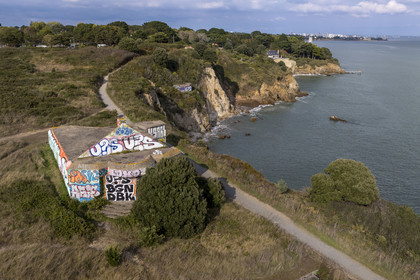 France, Loire-Atlantique (44), Estuaire de la Loire, Saint-Nazaire, Pointe de l'Eve, anciennes batteries bunkers assorties de toits en pignons transformées par les Allemands pour évoquer de loin des silhouettes de maisons (vue aérienne)