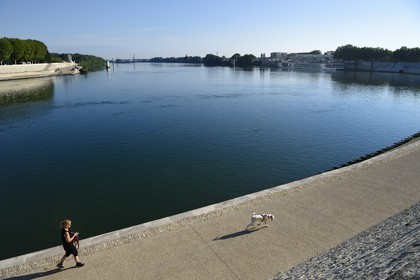 France, Bouches-du-Rhône (13), Arles, quai Marx Dormoy et le Rhône