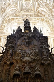 Espagne, Andalousie, Cordoue, centre historique classé Patrimoine Mondial de l'UNESCO, la Mezquita, la partie cathédrale qui apparait comme incrustée au centre de l'ancienne mosquée, les stalles dans le chœur