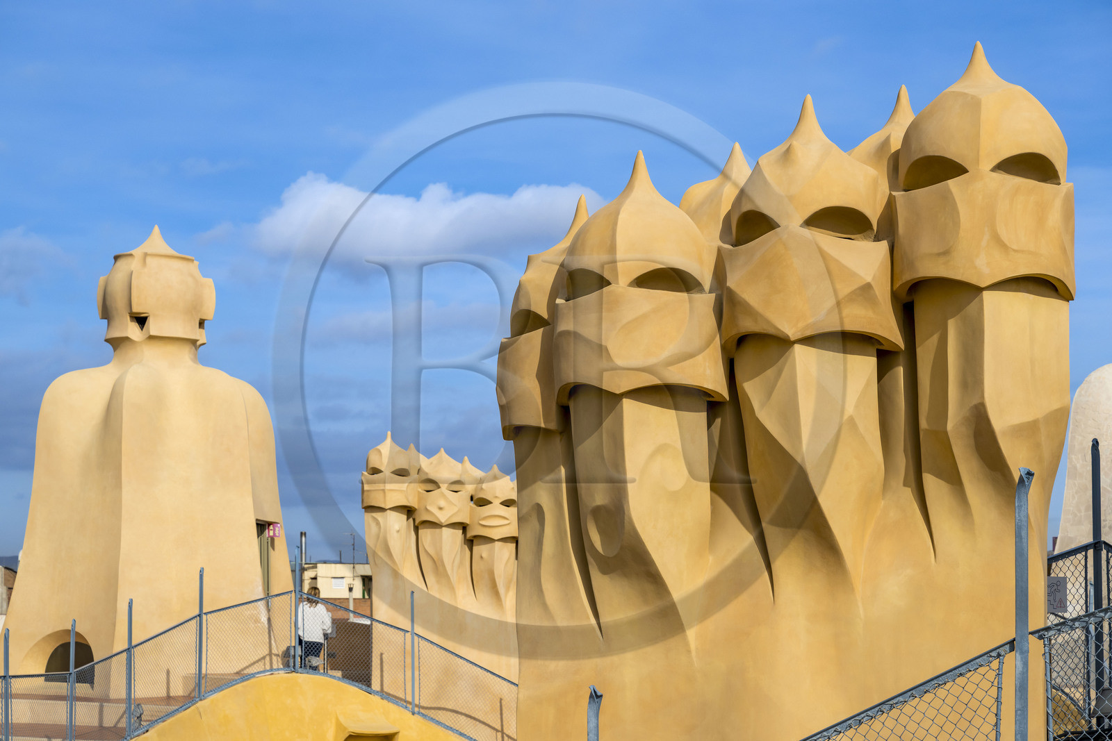 Espagne, Catalogne, Barcelone, quartier de l'Eixample, Passeig de Gracia, Pedrera ou Casa Mila (1905-1910) de l'architecte du modernisme catalan Antoni Gaudi, site classé au Patrimoine Mondial de l'UNESCO, cheminées et tours d'aération sur le toit terrasse de l'immeuble
