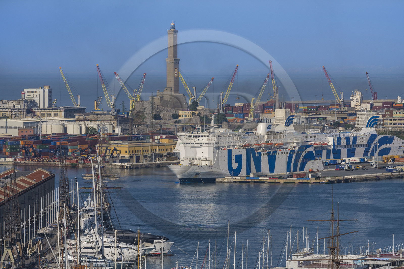Italie, Ligurie, Gênes, le port de commerce et le terminal des ferries dominés par le phare de la Lanterna