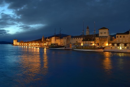 Croatie, Dalmatie, côte dalmate, Trogir, centre historique classé Patrimoine Mondial de l'UNESCO, Couvent bénédictin St Nicolas dont on apercoit le clocher