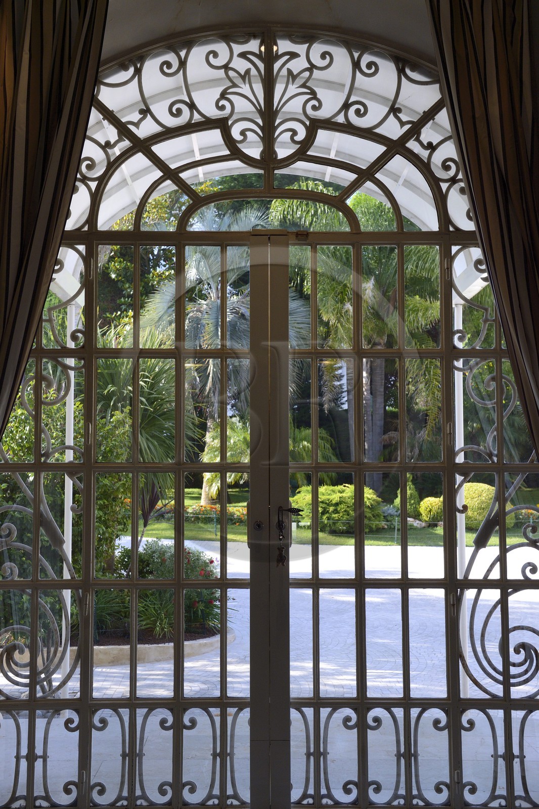 France, Alpes-Maritimes (06), Cannes, la villa La Californie où vécu Pablo Picasso, aujourd'hui renommé le Pavillon de Flore par Marina Picasso, la porte du hall d'entrée