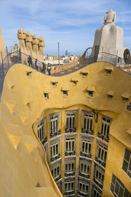 Espagne, Catalogne, Barcelone, quartier de l'Eixample, Passeig de Gracia, Pedrera ou Casa Mila (1905-1910) de l'architecte du modernisme catalan Antoni Gaudi, site classé au Patrimoine Mondial de l'UNESCO, la cour intérieure de l'édifice vue depuis le toit