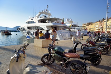France, Var, Saint-Tropez, yacht quai de Suffren on the port