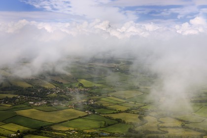 Royaume-Uni, Angleterre, Dorset, le village de Litton Cheney entouré de champs sous les nuages (vue aérienne)