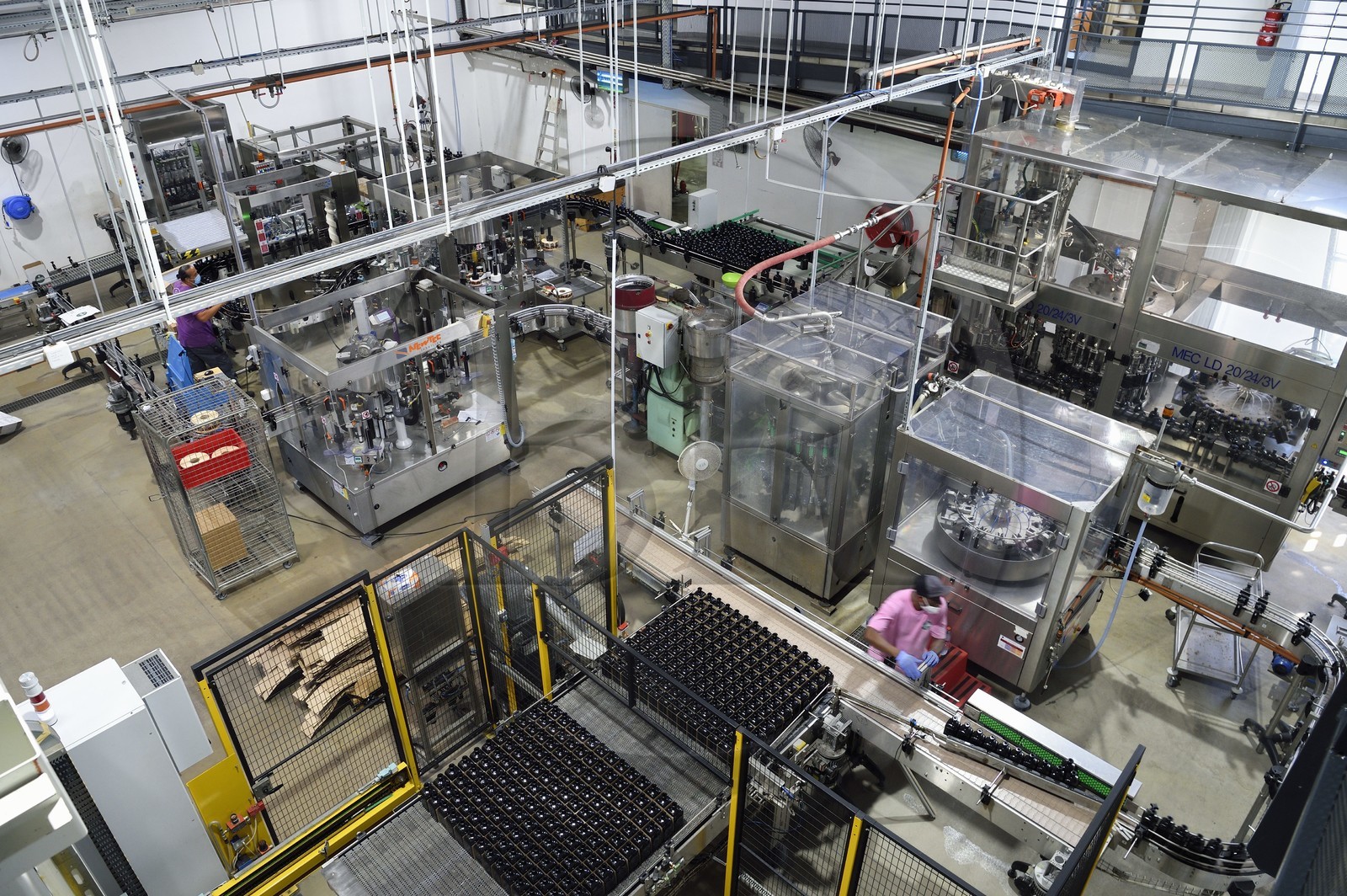 France, Ile de la Reunion, Saint Pierre, domaine de la distillerie Isautier, usine d'embouteillage et d'étiquetage France, Ile de la Reunion, Saint Pierre, domaine de la distillerie Isautier, usine d'embouteillage et d'étiquetage