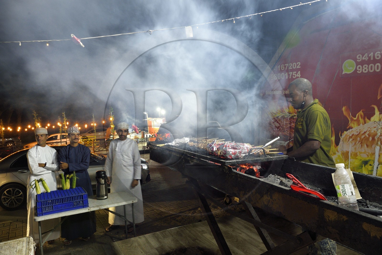 Sultanat d'Oman, Mascate, stands de grillades mishkak en plein air d’Azaibah Beach