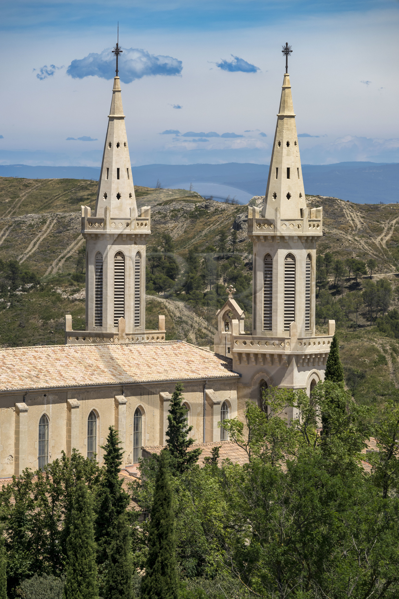 France, Bouches-du-Rhône (13), Tarascon, La Montagnette, abbaye Saint-Michel de Frigolet (XIIe siècle) France, Bouches-du-Rhône (13), Tarascon, La Montagnette, abbaye Saint-Michel de Frigolet (XIIe siècle)