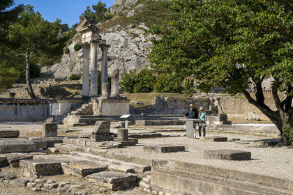 France, Bouches-du-Rhône (13), Parc Naturel Régional des Alpilles, Saint-Rémy-de-Provence, site archéologique de Glanum, colonnes et entablement reconstitués du petit temple géminé du premier forum